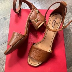 NIB $980 Valentino Garavani Roman Stud Block Heel Sandal Size 38
